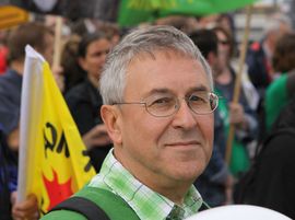 Aktion gegen fremdenfeindliche Wahlplakate der NPD am Columbiadamm im Bundestagswahlkampf 2009