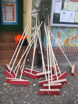 Besen vom Kiezputz vor dem Neuköllner Nachbarschaftsheim