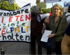 Foto: Lisa Paus bei einer Demo für bezahlbare Mieten