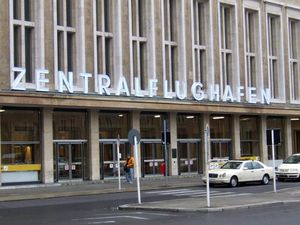 Der Flughafen von aussen.