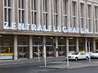 Der Flughafen von aussen.