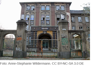 Foto: Eingang zur Frauenklinik