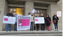 Foto: Frauen protestieren vor dem Rathaus Neukölln für den Erhalt der Frauenschmiede.